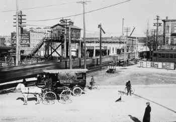 6. Tower-NO-over Atl Br-MU waits for M Bch Frt (View NW)-East NY - 02-18-1915 (Keller).jpg (311456 bytes)
